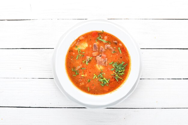 Soupe aux tomates de boeuf et légumes frais Sur un fond en bois Vue de dessus Espace de copie