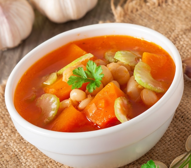 Soupe aux tomates avec citrouille, haricots et céleri