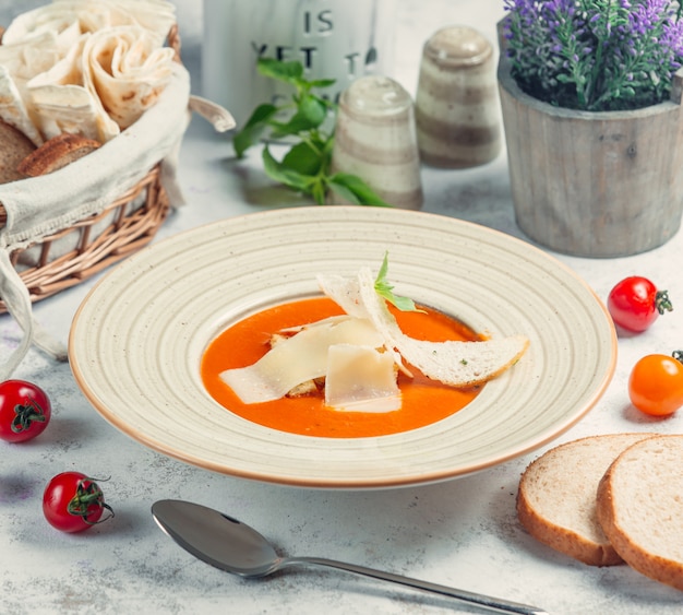 Soupe aux tomates avec du pain