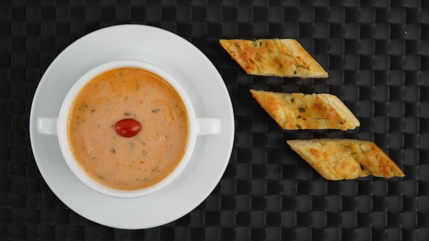 Soupe aux tomates avec du pain