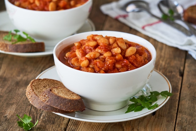 Soupe aux tomates épaisse avec haricots blancs et légumes dans un bol