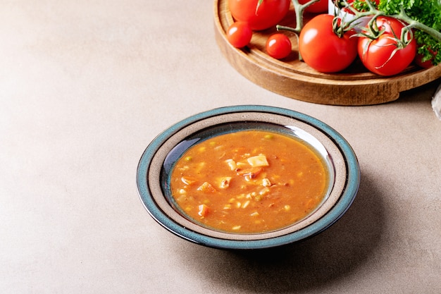 Soupe aux tomates et légumes