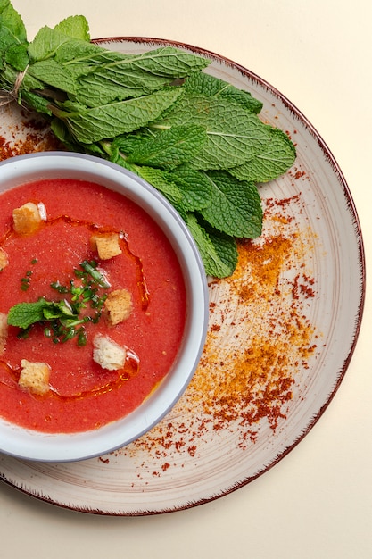 Soupe aux tomates maison avec pain, menthe et huile d'olive