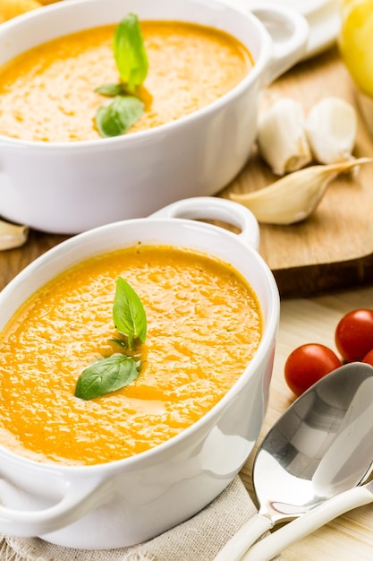 Soupe aux tomates rôties cuite avec des tomates anciennes biologiques et servie avec un sandwich au fromage grillé.