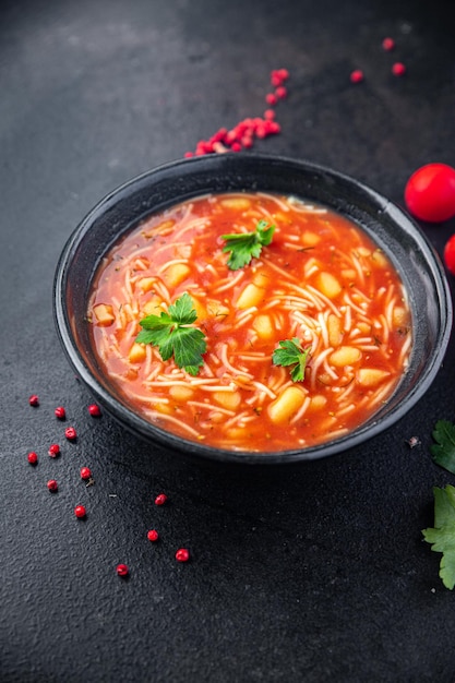 Soupe aux tomates rouges Minestrone premier plat repas collation sur la table copie espace nourriture