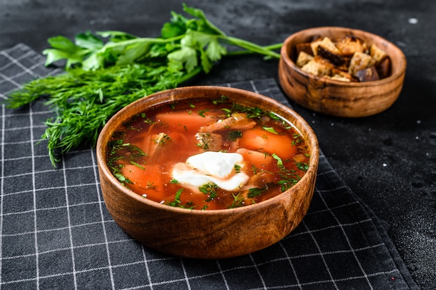 Soupe de betterave Borsch russe et ukrainienne nationale dans un bol en bois. Vue de dessus