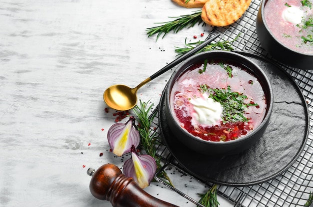 Soupe de betterave Cuisine traditionnelle ukrainienne Soupe Bortsch dans un bol Style rustique Vue de dessus