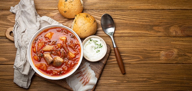 Soupe de betterave rouge bortsch ukrainien avec de la viande dans un bol blanc