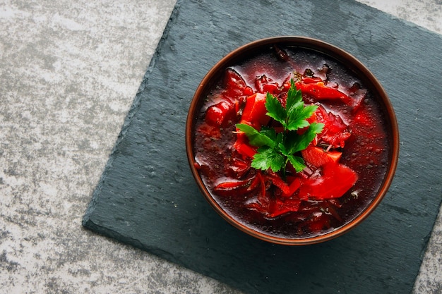 Soupe de betteraves dans un bol. Soupe de légumes frais aux betteraves. Vue de dessus.