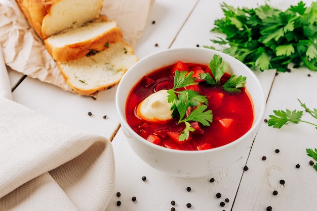 Soupe de betteraves rouges avec du pain frais