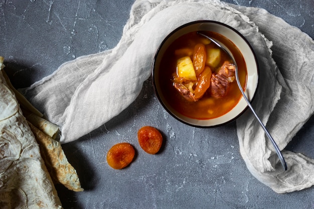 Soupe de bœuf arménienne à l'abricot sec