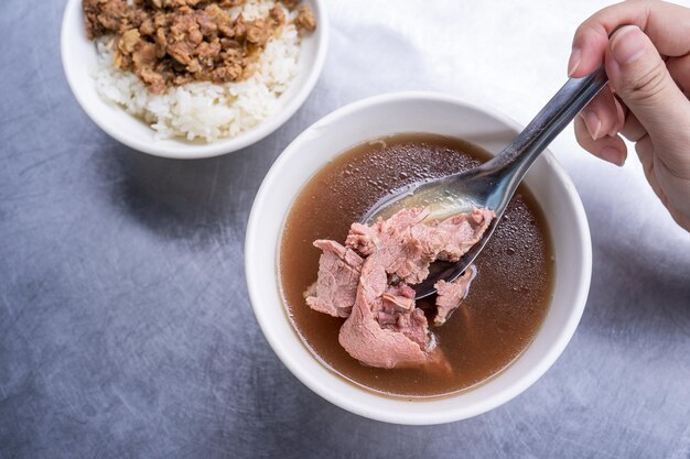 Soupe de boeuf célèbre nourriture à Taïwan Asie cuisine de délicatesse de rue taïwanaise close up petits-déjeuners traditionnels de vie à Tainan