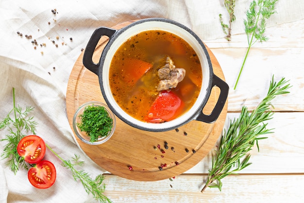 Soupe de boeuf maison aux légumes, vue du dessus