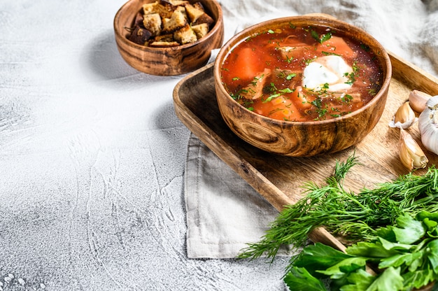 Soupe de Borsch de spécialité russe avec des betteraves et de la crème sure. Vue de dessus