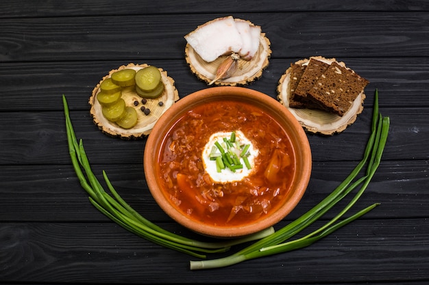 Soupe Borsch sur la table en bois sombre