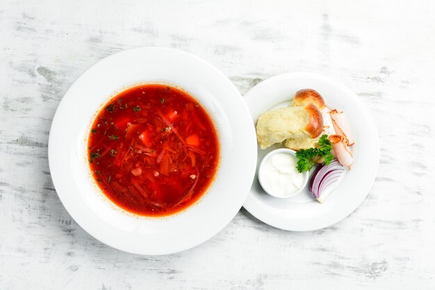 Soupe Bortsch. Soupe de betterave à la crème aigre, cuisine traditionnelle ukrainienne. Dans une assiette blanche. Vue de dessus.