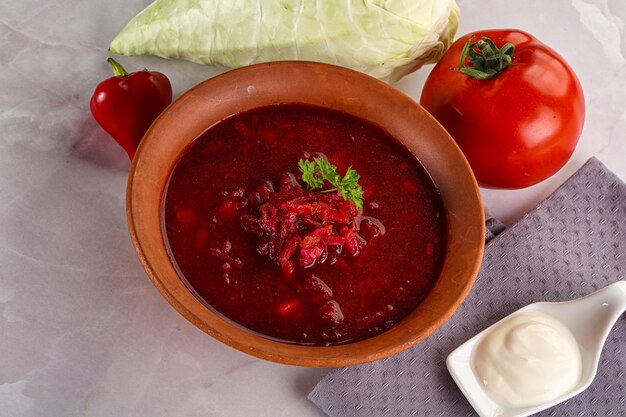 Soupe de bortsch à la viande de chou et à la betterave