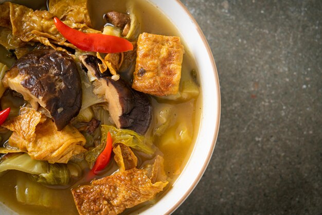 Soupe bouillie au chou mariné et à la courge amère