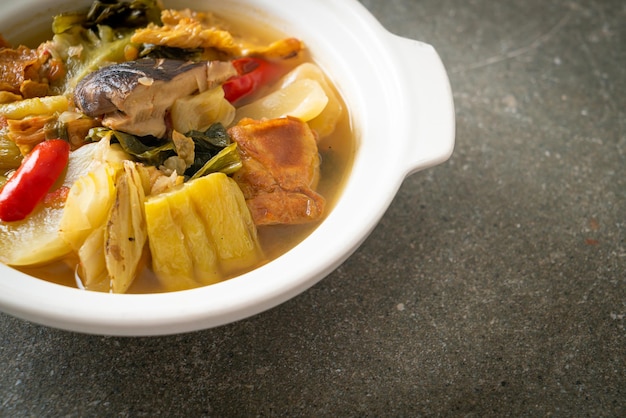 Soupe bouillie au chou mariné et à la courge amère