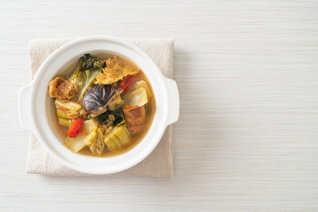 Soupe bouillie au chou mariné et à la courge amère