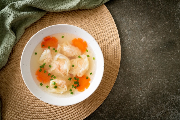 soupe de boulettes de crevettes dans un bol blanc - style de cuisine asiatique