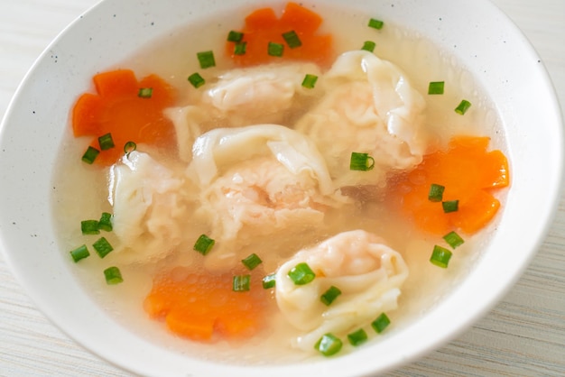 soupe de boulettes de crevettes dans un bol blanc - style de cuisine asiatique