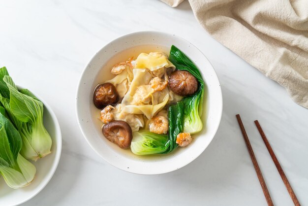 Soupe de boulettes de porc aux crevettes et légumes