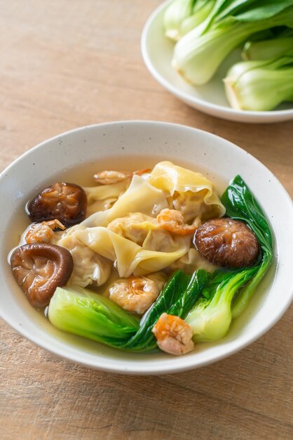 Soupe de boulettes de porc aux crevettes et légumes