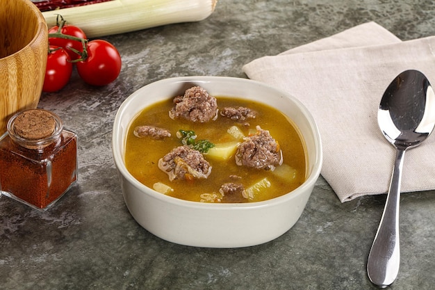 Photo soupe avec boulettes de viande de bœuf et légumes