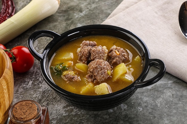 Soupe avec boulettes de viande de bœuf et légumes