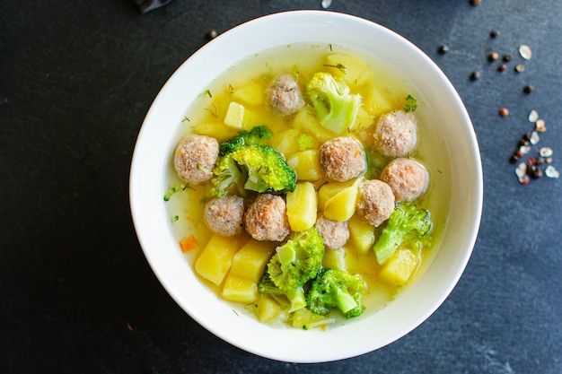 soupe boulettes de viande brocoli légumes premier plat bouillon viande poulet ou dinde cuisine maison repas sain