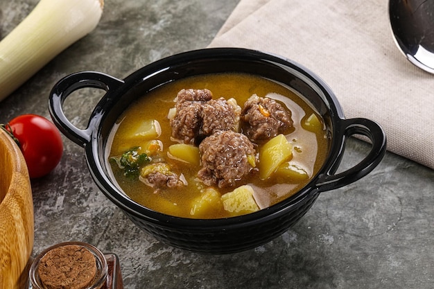 Photo soupe avec boulettes de viande et légumes