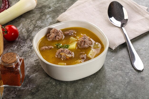 Soupe avec boulettes de viande et légumes