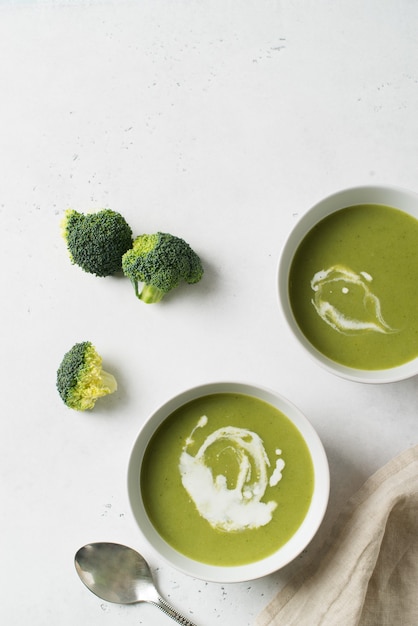 Soupe de brocoli aux légumes verts sur blanc, vue de dessus verticale