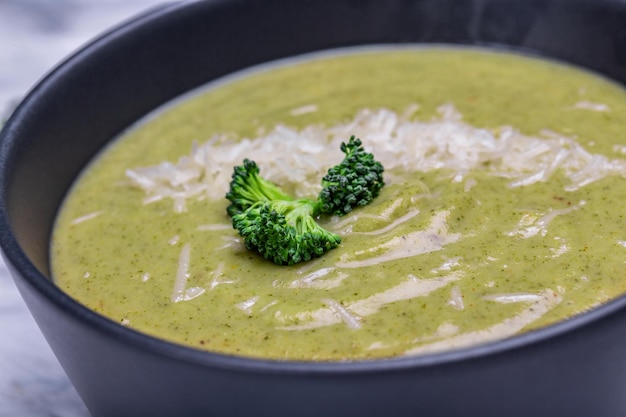 Soupe de brocoli frais sur bol Format de bannière longue Aliments végétariens et diététiques