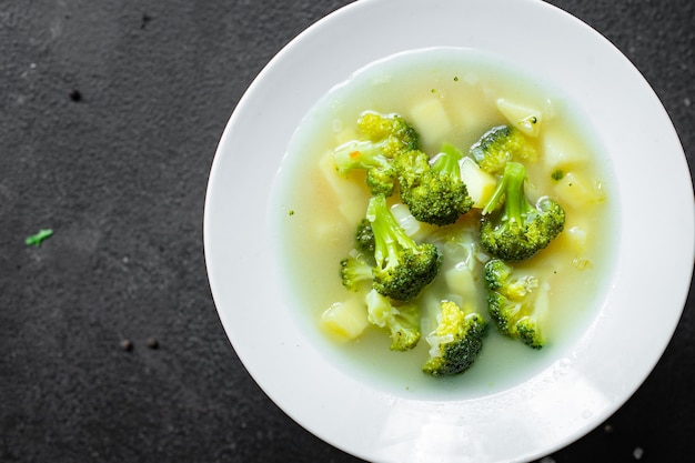 Soupe de brocoli frais sur un bol