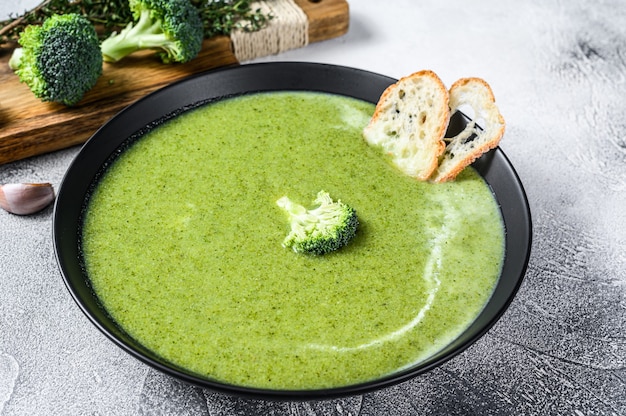 Soupe de brocoli maison avec baguette fraîche