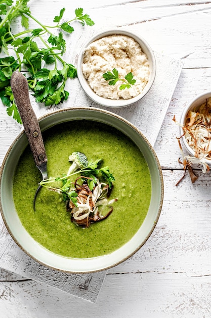 Soupe de brocoli maison avec chips de raifort et persil