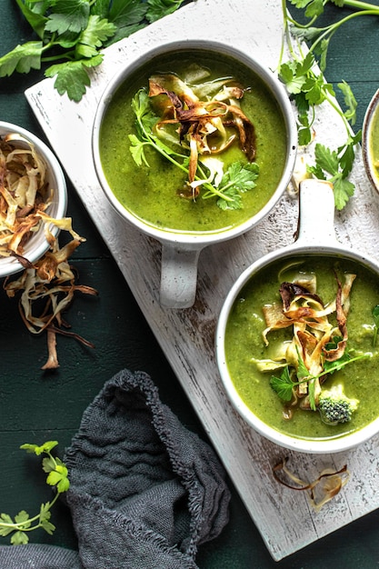 Soupe de brocoli maison avec chips de raifort et persil