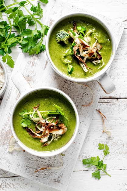 Photo soupe de brocoli maison avec chips de raifort et persil