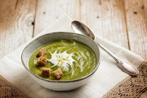 Soupe de brocoli avec pain croûté et sauce à la crème