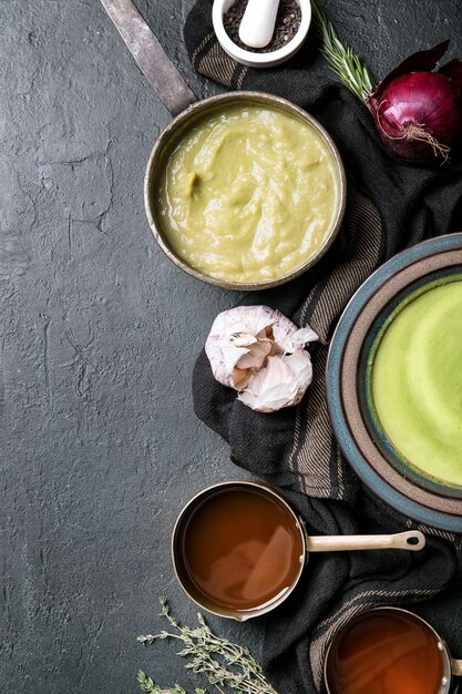 Soupe de brocolis et de purée de pois maison