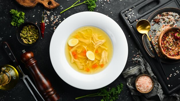 Soupe de caille Bouillon de viande de caille avec œufs de caille et nouilles Dans une assiette blanche Vue de dessus