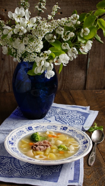 soupe de canard et vase à fleurs