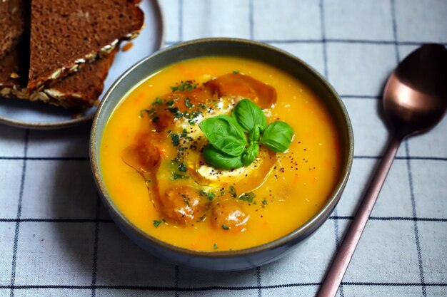 Soupe de carottes à la citrouille avec boulettes de viande dans un bol Menu d'automne