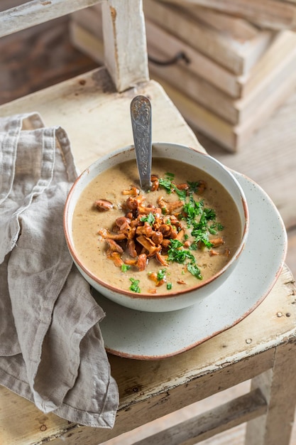 Soupe de champignons maison aux girolles et persil frais