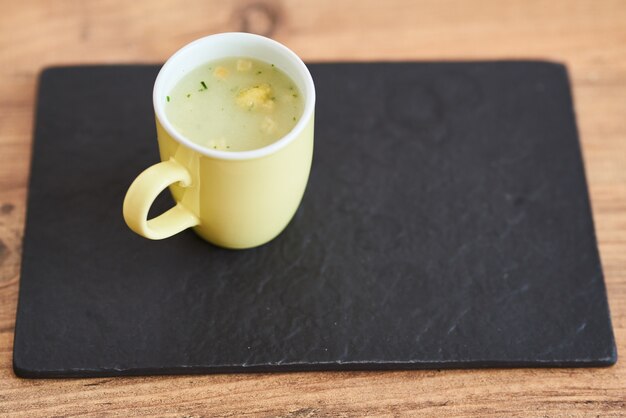 Soupe chaude dans un verre