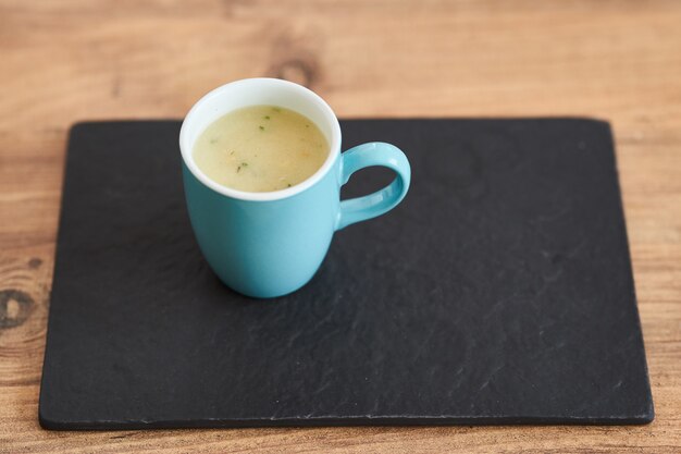 Soupe chaude dans un verre