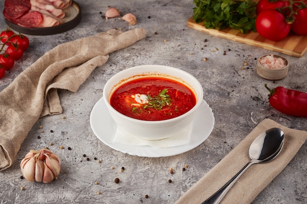 Soupe chaude avec de la viande et des légumes