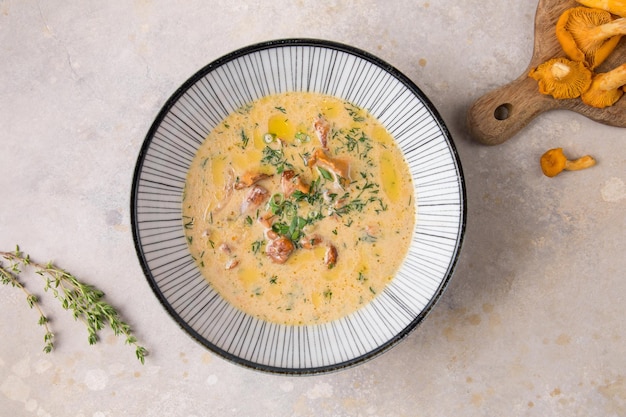 Soupe de chaudrée de maïs dans un bol blanc sur fond de béton